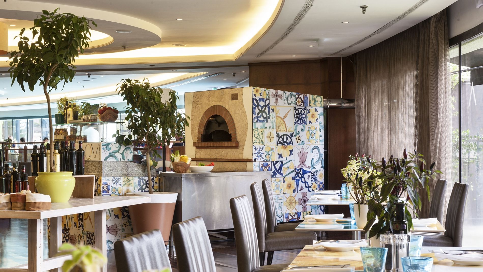 maiolica at aqvi pool restaurant & bar